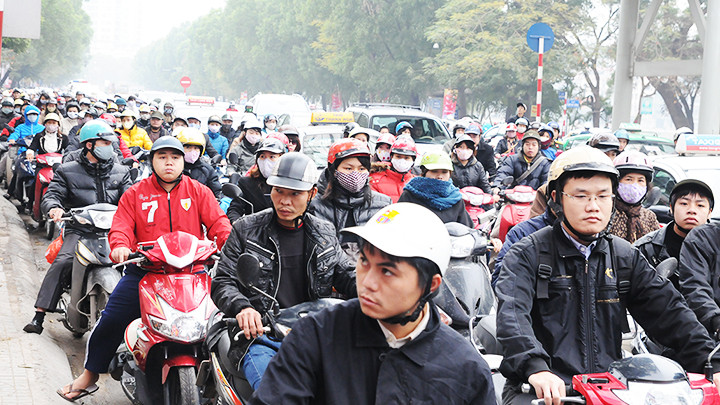 Khí thải từ các phương tiện giao thông là một trong những nguyên nhân gây ô nhiễm không khí. Ảnh: HẢI ANH