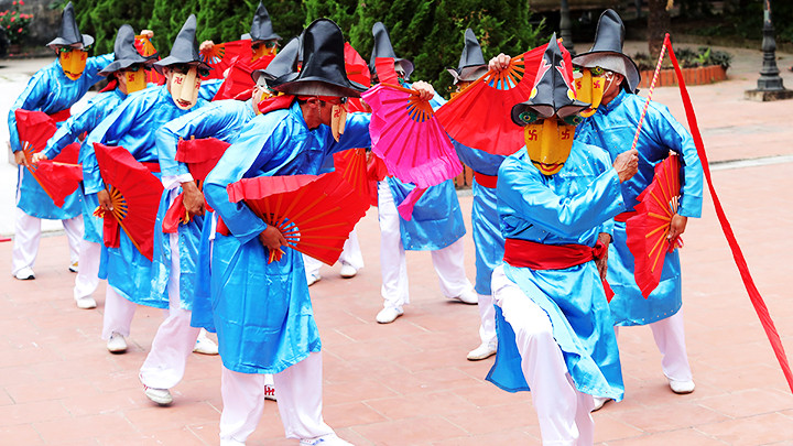 Các nghệ nhân trình diễn trò Hoa Lang.