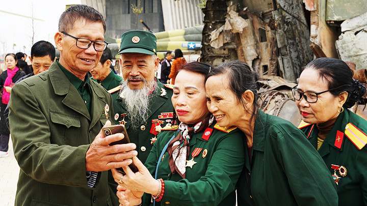 Các cựu chiến binh Lạng Sơn chụp ảnh lưu niệm bên hiện vật.