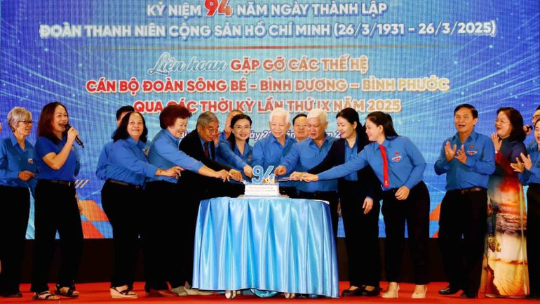 Nguyên Chủ tịch nước Nguyễn Minh Triết và các đại biểu thực hiện nghi thức mừng sinh nhật Đoàn.