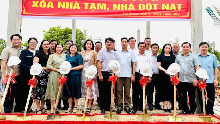 Các đại biểu chụp hình lưu niệm tại lễ khởi công "xóa nhà tạm, nhà dột nát".