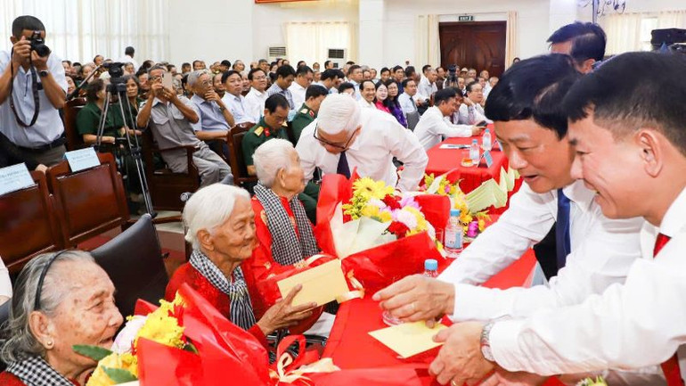 Lãnh đạo tỉnh Bình Dương và lãnh đạo huyện Dầu Tiếng thăm hỏi, trao tặng hoa và quà cho các Mẹ Việt Nam anh hùng tại buổi họp mặt truyền thống.