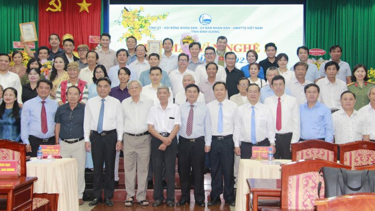 Lãnh đạo tỉnh Bình Dương chụp hình lưu niệm với đội ngũ văn nghệ sĩ. Lãnh đạo tỉnh Bình Dương chụp hình lưu niệm với đội ngũ văn nghệ sĩ.