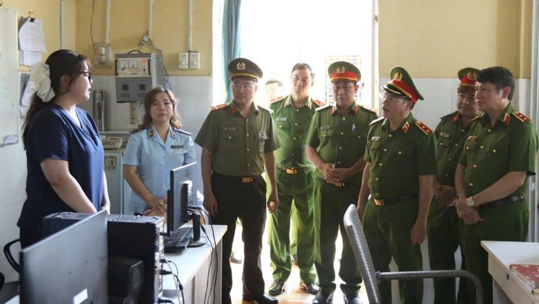 Cán bộ Cơ sở cai nghiện ma tuý số 1 báo cáo với Thứ trưởng và Đoàn công tác.