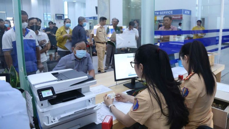 Cảnh sát giao thông Công an tỉnh Bình Dương đã tiếp nhận, giải quyết 38 trường hợp người dân đến đổi Giấy phép lái xe tại Trung tâm phục vụ hành chính công tỉnh Bình Dương trong sáng ngày 3/3.