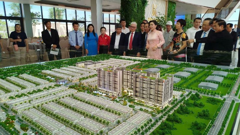 Các đại biểu tham quan mô hình Đô thị nhà ở xã hội K-Home New City.