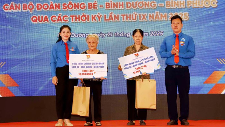 Ban tổ chức trao suất hỗ trợ cho nguyên cán bộ đoàn có hoàn cảnh khó khăn.