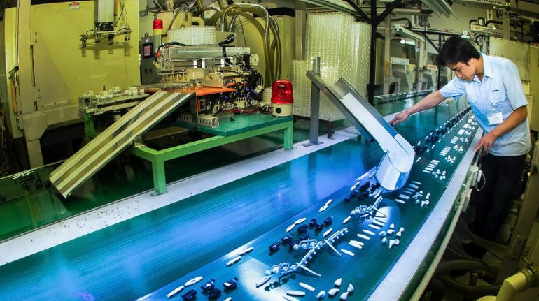 Sản xuất linh kiện điện tử trong doanh nghiệp FDI tại Khu công nghiệp Việt Nam-Singapore 2 (VSIP 2) ở tỉnh Bình Dương.