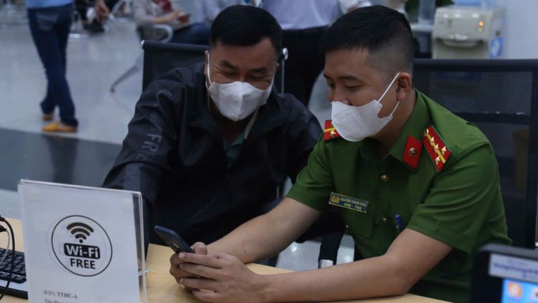 Hướng dẫn, hỗ trợ người dân thực hiện cấp Phiếu lý lịch tư pháp tại Trung tâm phục vụ hành chính công tỉnh Bình Dương.