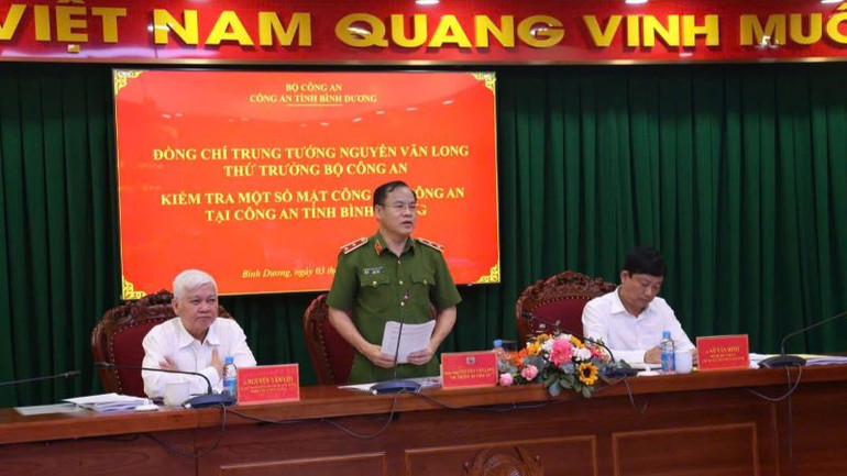 Trung tướng Nguyễn Văn Long, Thứ trưởng Bộ Công an phát biểu ý kiến tại buổi làm việc tại Công an tỉnh Bình Dương.