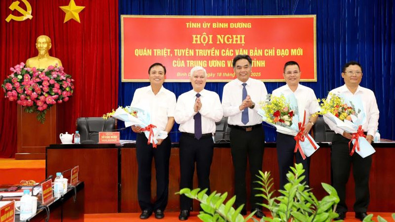 Lãnh đạo tỉnh Bình Dương trao Quyết định của Bộ Tài chính và tặng hoa chúc mừng các đồng chí được bổ nhiệm. Lãnh đạo tỉnh Bình Dương trao Quyết định của Bộ Tài chính và tặng hoa chúc mừng các đồng chí được bổ nhiệm.