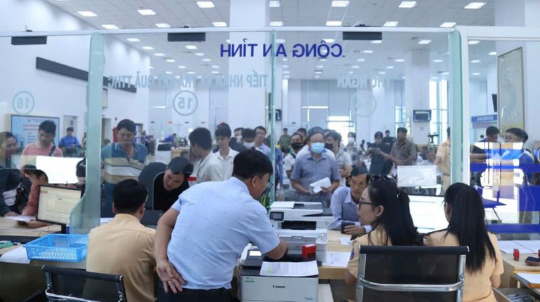 Nhiều người dân đến làm thủ tục cấp, đổi Giấy phép lái xe tại Trung tâm phục vụ hành chính công tỉnh Bình Dương,