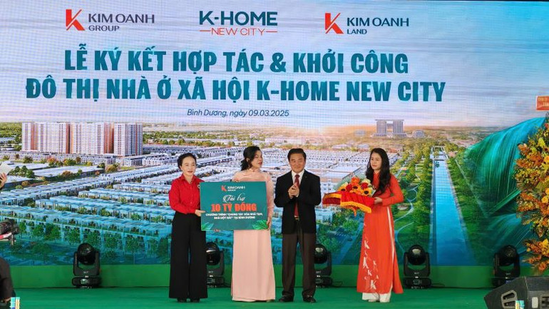 Lãnh đạo Kim Oanh Group trao tặng 10 tỷ đồng thông qua Hội Chữ Thập đỏ tỉnh Bình Dương để chuyển đến chương trình “Chung tay xóa nhà tạm, nhà dột nát” tại Bình Dương.