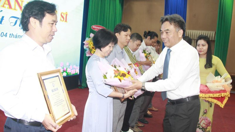 Phó Bí thư Thường trực Tỉnh ủy Bình Dương Nguyễn Lộc Hà trao thưởng cho tác giả đạt giải Cuộc thi sáng tác Văn học nghệ thuật chủ đề “Học tập và làm theo tư tưởng, đạo đức, phong cách Hồ Chí Minh". Phó Bí thư Thường trực Tỉnh ủy Bình Dương Nguyễn Lộc Hà trao thưởng cho tác giả đạt giải Cuộc thi sáng tác Văn học nghệ thuật chủ đề “Học tập và làm theo tư tưởng, đạo đức, phong cách Hồ Chí Minh".