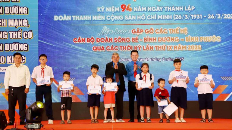 Trao học bổng cho học sinh có hoàn cảnh khó khăn.