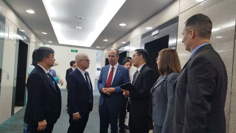 Bí thư Tỉnh ủy Bình Dương Nguyễn Văn Lợi (thứ 2 từ trái sang) trao đổi với đồng chí Rogelio Polanco Fuentes và Đoàn công tác.