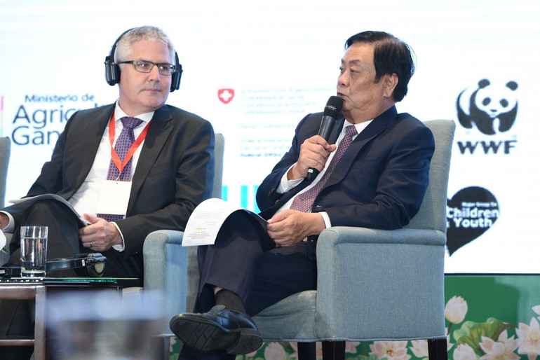 Bộ trưởng Nông nghiệp và Phát triển Nông thôn Lê Minh Hoan chia sẻ tại hội nghị. Bộ trưởng Nông nghiệp và Phát triển Nông thôn Lê Minh Hoan chia sẻ tại hội nghị.