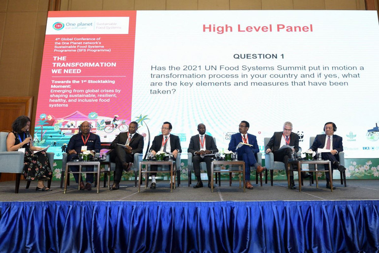 Các đại biểu đại diện các quốc gia tham gia thảo luận tại hội nghị. Các đại biểu đại diện các quốc gia tham gia thảo luận tại hội nghị.