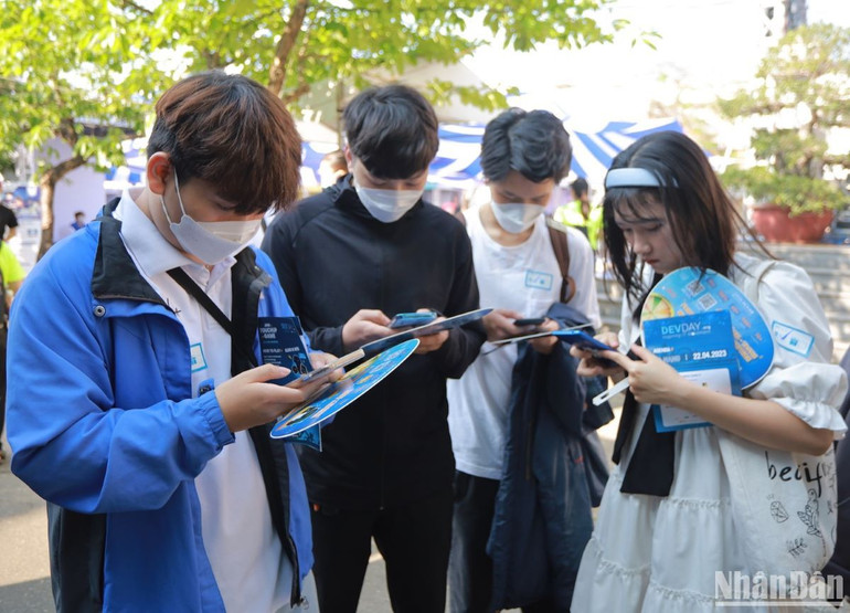 Sinh viên Đà Nẵng tìm hiểu thông tin tại sự kiện. Sinh viên Đà Nẵng tìm hiểu thông tin tại sự kiện.