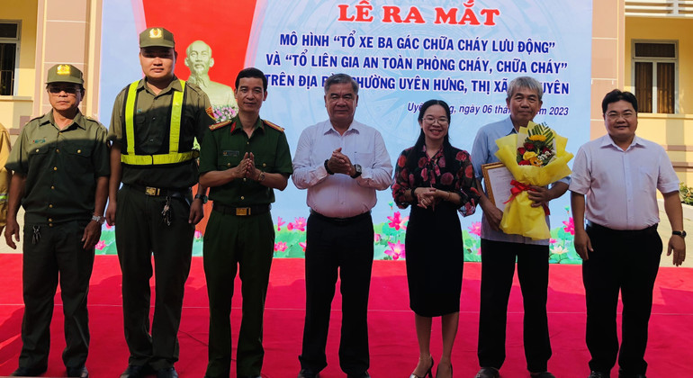 Trao quyết định ra mắt mô hình “Tổ xe ba gác chữa cháy lưu động” và “Tổ liên gia an toàn phòng cháy, chữa cháy” tại phường Uyên Hưng, thị xã Tân Uyên.