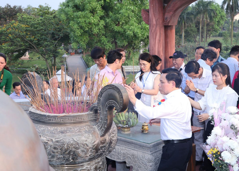 Đoàn đại biểu dâng hương tại Đài tưởng niệm Di tích lịch sử quốc gia đặc biệt Thành cổ Quảng Trị.