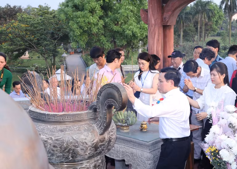 Đoàn đại biểu dâng hương tại Đài tưởng niệm Di tích lịch sử quốc gia đặc biệt Thành cổ Quảng Trị.