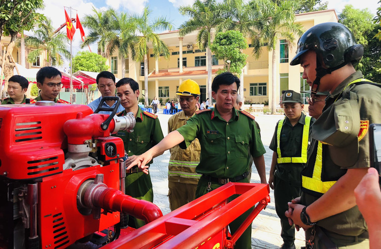 Máy bơm được gắn trên xe ba gác để phục vụ chữa cháy lưu động.