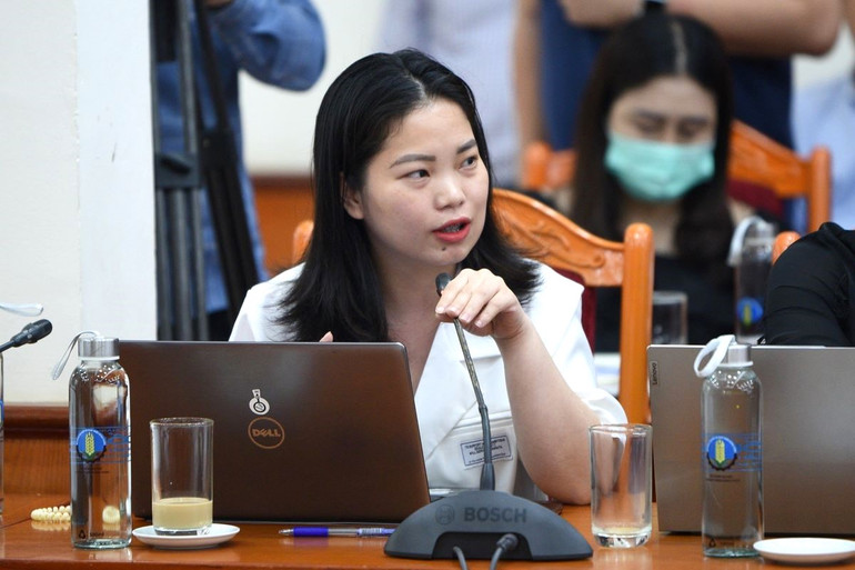 Đại diện cơ quan báo chí đặt câu hỏi tại buổi họp báo.