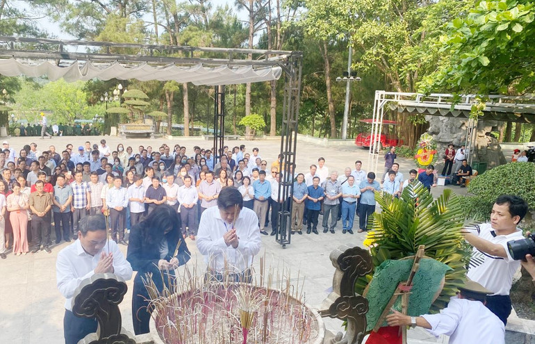 Phó Tổng Biên tập Báo Nhân Dân Đinh Như Hoan; Phó Vụ trưởng Vụ Báo chí-Xuất bản, Ban Tuyên giáo Trung ương Phan Thị Quỳnh Mai; Tổng Biên tập Báo Quảng Trị Trương Đức Minh Tứ dâng hương ở Nghĩa trang Liệt sĩ Quốc gia Trường Sơn.