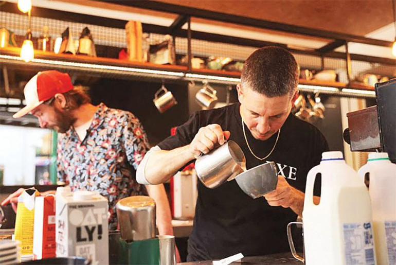 Quán cà-phê Bay Ten Espresso vất vả tuyển người.