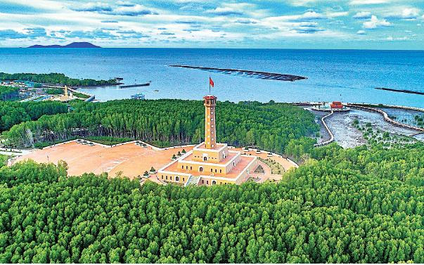 Một góc khuôn viên rừng-biển tại Khu du lịch Mũi Cà Mau, thuộc xã Đất Mũi, huyện Ngọc Hiển, tỉnh Cà Mau.