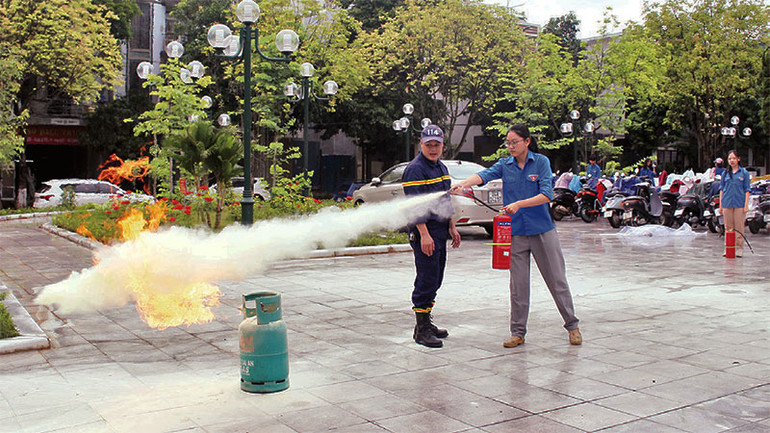 Đoàn viên, thanh niên thực hành sử dụng bình chữa cháy. (Ảnh: KIỀU THU)