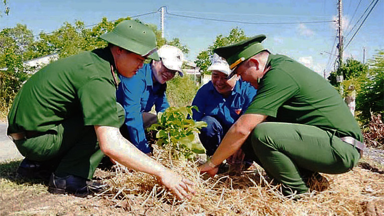 Trồng cây xanh ven đường sau lễ phát động.
