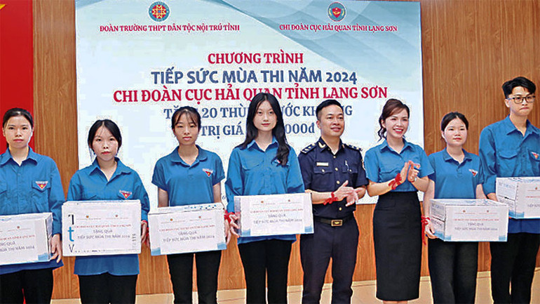 Đại diện Chi đoàn Cục Hải quan tỉnh Lạng Sơn trao quà cho học sinh có hoàn cảnh khó khăn. (Ảnh: HOÀNG TÙNG)