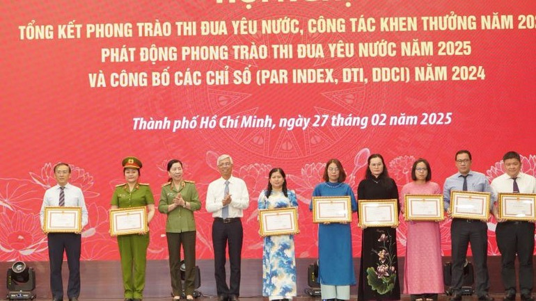 Phó chủ tịch Ủy ban nhân dân Thành phố Hồ Chí Minh Võ Văn Hoan trao bằng khen cho các đơn vị dẫn đầu chỉ số chuyển đổi số. (Ảnh: THẾ ANH)