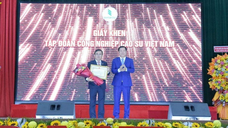 Lãnh đạo Tập đoàn Công nghiệp cao-su Việt Nam tặng giấy khen cho Tổng Công ty Cao-su Đồng Nai.