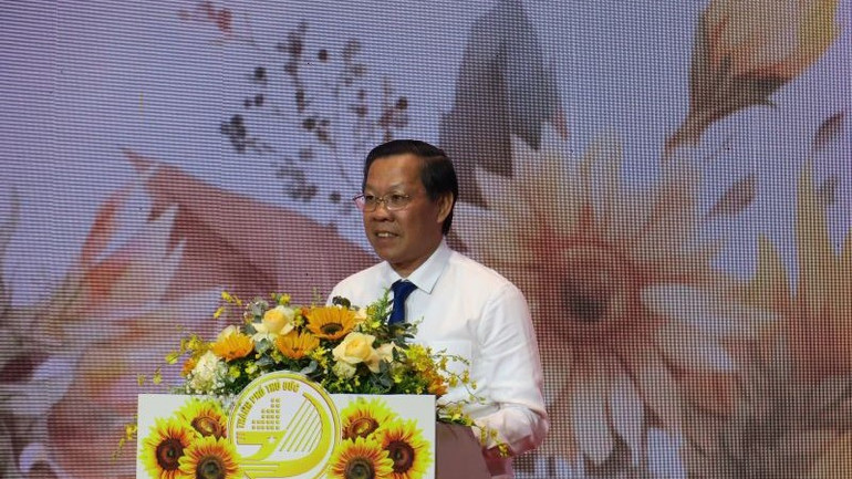 Đồng chí Phan Văn Mãi, Ủy viên Trung ương Đảng, Chủ tịch Uỷ ban nhân dân Thành phố Hồ Chí Minh phát biểu tại hội nghị.