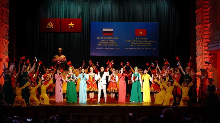 Biểu diễn văn nghệ tại lễ kỷ niệm. (Ảnh: THẾ ANH)