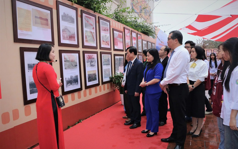 Lãnh đạo tỉnh Yên Bái nghe giới thiệu lịch sử phát triển tỉnh Yên Bái qua các thời kỳ. (Ảnh: THANH SƠN)