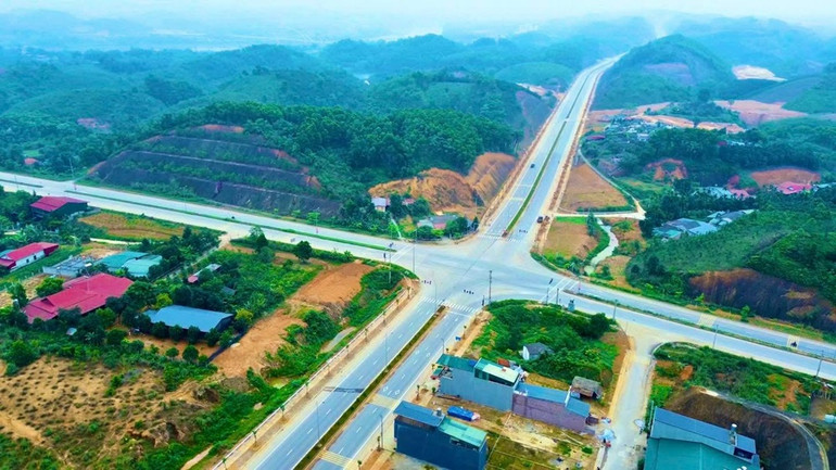 Tuyến đường tạo cơ hội nhằm phát triển kinh tế-xã hội của tỉnh Yên Bái. (Ảnh: THANH SƠN) Tuyến đường tạo cơ hội nhằm phát triển kinh tế-xã hội của tỉnh Yên Bái. (Ảnh: THANH SƠN)