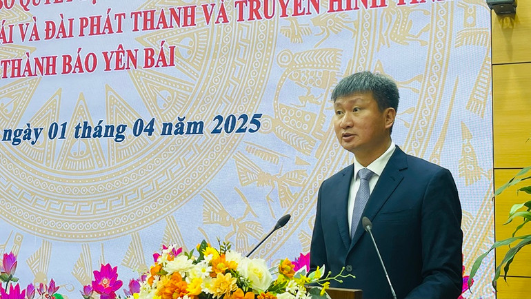 Bí thư Tỉnh ủy Trần Huy Tuấn giao nhiệm vụ cho Báo Yên Bái. (Ảnh: THANH SƠN)