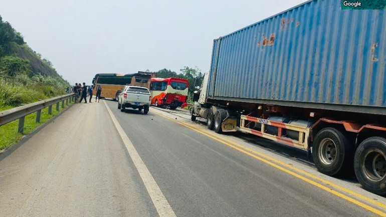 Các xe phải dừng đỗ kéo dài do vụ tai nạn.