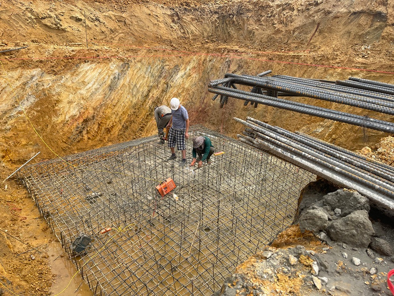 Công nhân thi công hố móng cột VT225 tại xã Xuân Lai, huyện Yên Bình, tỉnh Yên Bái.