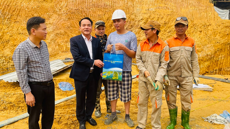 Tặng quà động viên đơn vị thi công móng cột VT225.