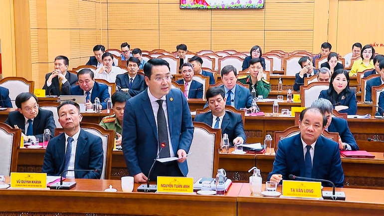 Chủ tịch Ủy ban nhân dân tỉnh Yên Bái Nguyễn Tuấn Anh tham luận làm rõ các lợi thế sau sáp nhập tỉnh. (Ảnh: THANH SƠN)