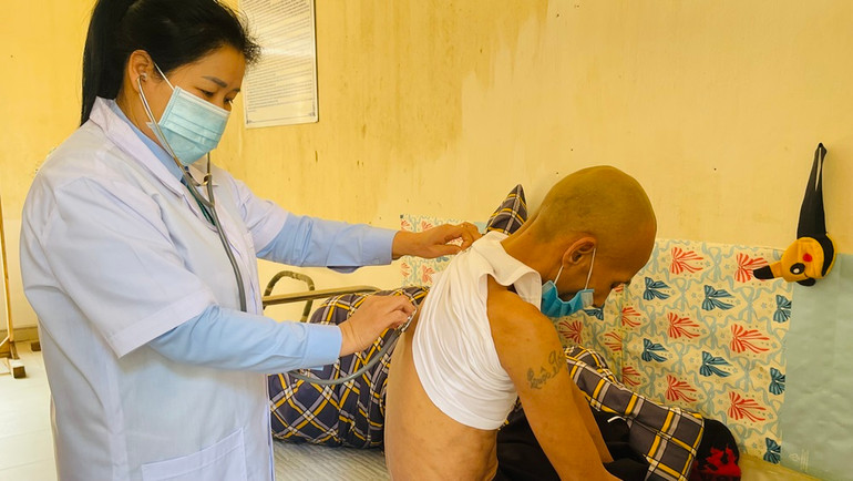 Khám bệnh cho học viên mắc lao tại cơ sở. (Ảnh: THANH SƠN)