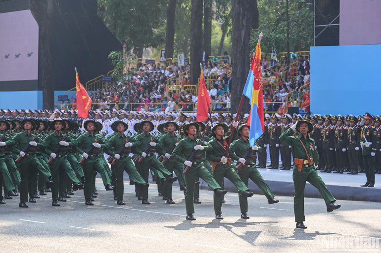 Khối chiến sĩ giải phóng quân.