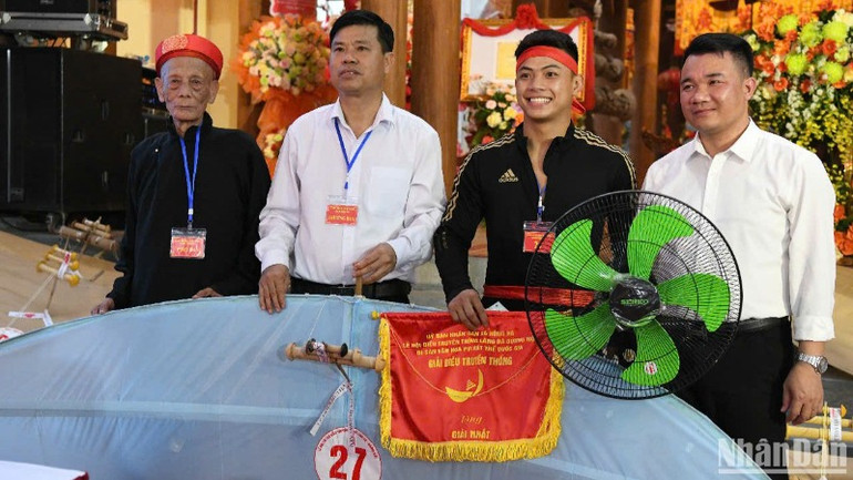 Hội thi thả diều làng Bá Dương Nội hằng năm diễn ra trong ba ngày từ 14 đến 16 tháng ba âm lịch.