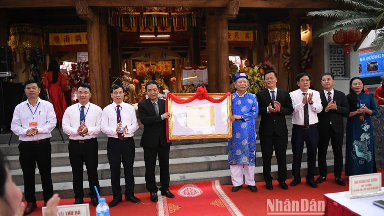 Bằng công nhận danh hiệu nghề truyền thống Hà Nội “Nghề làm diều sáo làng Bá Dương Nội”, xã Hồng Hà, huyện Đan Phượng.