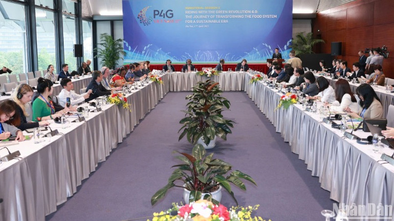 Toàn cảnh phiên thảo luận cấp cao “Bắt nhịp Cách mạng Xanh 4.0: Hành trình chuyển đổi hệ thống lương thực-thực phẩm cho kỷ nguyên bền vững”.